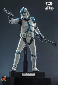 Hot Toys Star Wars - 501st Legion Clone Trooper 1/6 Scale 12" Figure