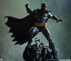 DC Comics - Batman (Black & Grey) 1/6 Maquette -Toy Store batman black and gray edition dc comics gallery 64b719d163da6