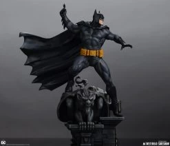 DC Comics - Batman (Black & Grey) 1/6 Maquette -Toy Store batman black and gray edition dc comics gallery 64b71a10f2d39