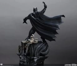 DC Comics - Batman (Black & Grey) 1/6 Maquette -Toy Store batman black and gray edition dc comics gallery 64b71a120f8c6