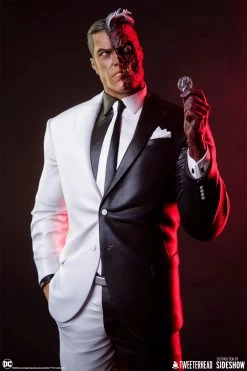 Batman - Two Face 1/6 Scale Maquette