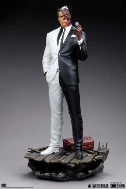 Batman - Two Face 1/6 Scale Maquette -Toy Store two face maquette tweeterhead dc comics gallery 646d471adaafe